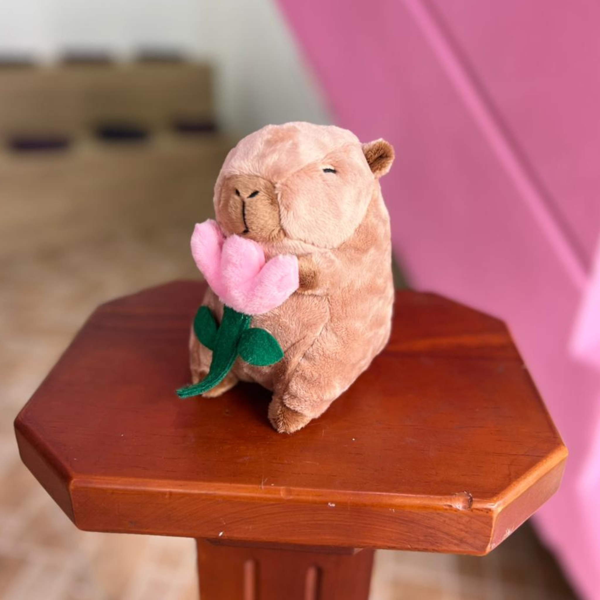 Peluche de Capibara con Tulipán
