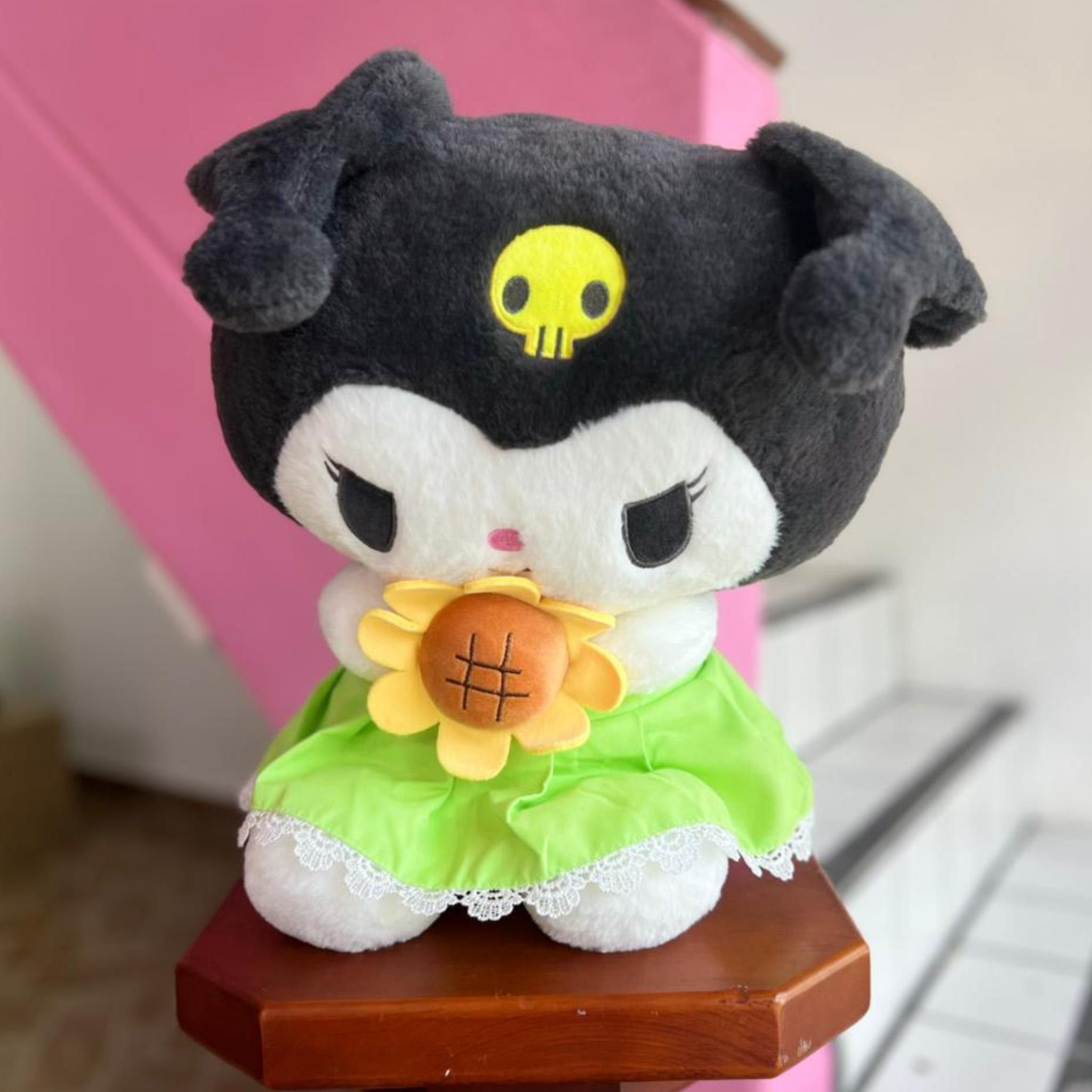 Peluche de Kuromi Girasol con Vestido Verde