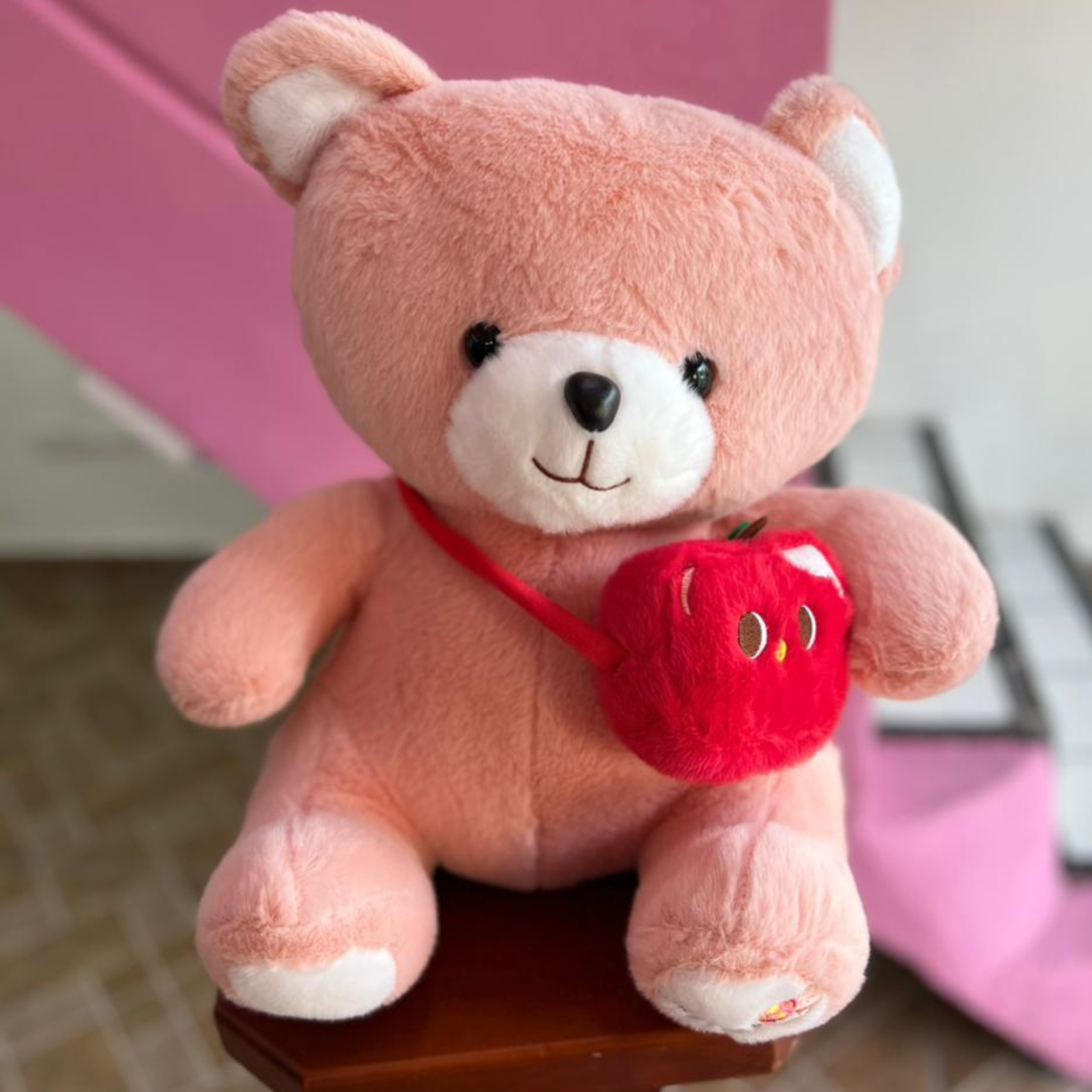 Peluche de Oso Rosado con Bolso de Manzana
